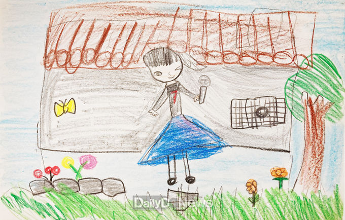 할매와의 이틀밤_ 참여 초등학생의 그림. 괴시마을 고택에서의 판소리 공연 모습을 담고있다