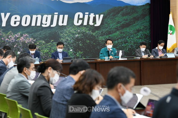 박남서 영주시장이 확대간부회의서 안전대책에 대해 강조하고 있다
