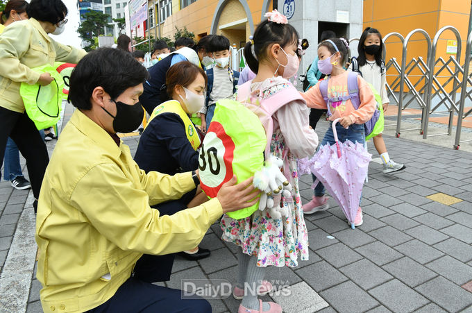 31개 초등학교 1학년 전체 학생 2,200명 대상으로 스쿨존 안전 커버 배부