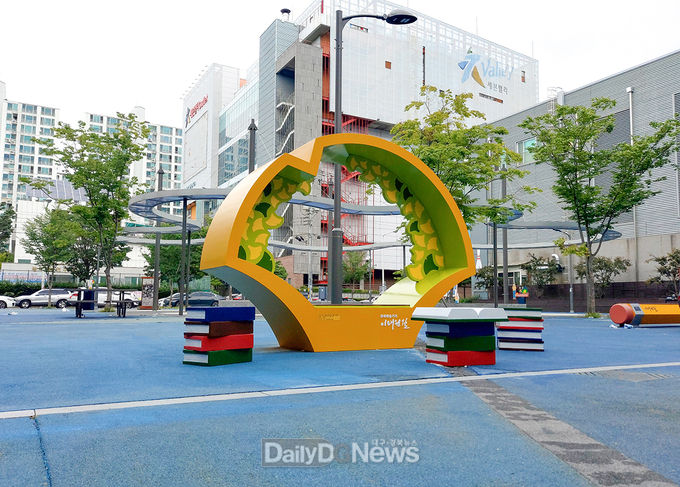 대구 북구 이태원길에 설치된 이색디자인 벤치 모습. (사진=북구청 제공)