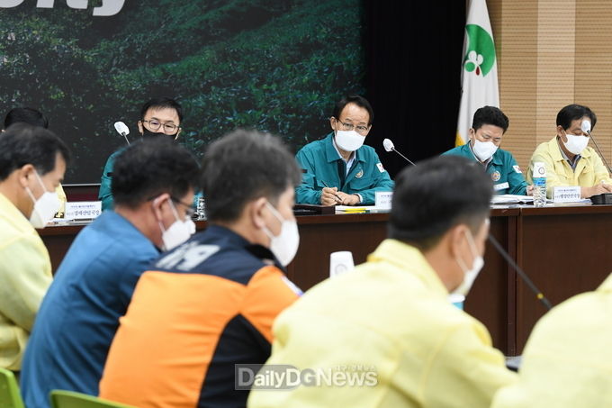 영주시장이 태풍 힌남노 대비 유관기관과 대책회의를 주재하고 있다