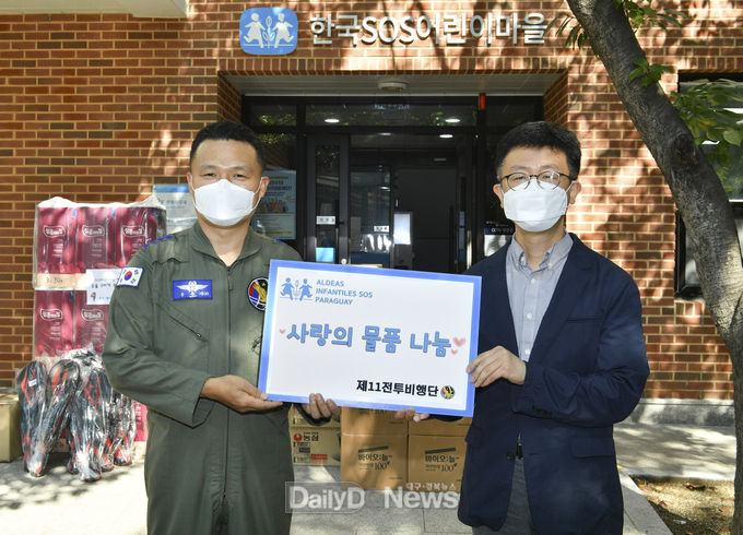 사진 제공 : 제11전투비행단 공보정훈실 중사 조신혜) 공군 제11전투비행단은 추석을 맞아 부대 인근 아동복지시설에 위문품을 전달하고 있다.