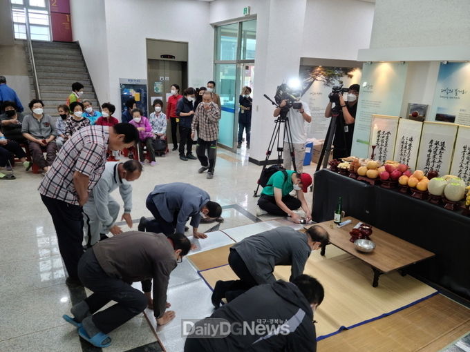포항시 제공) 포항 대송면 다목적복지회관에서 추석인 9월 10일 이재민들이 합동 차례를 지내고 있다.