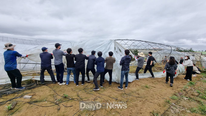 영주시 공무원들이 포항 수해현장에서 복구작업을 하고 있다