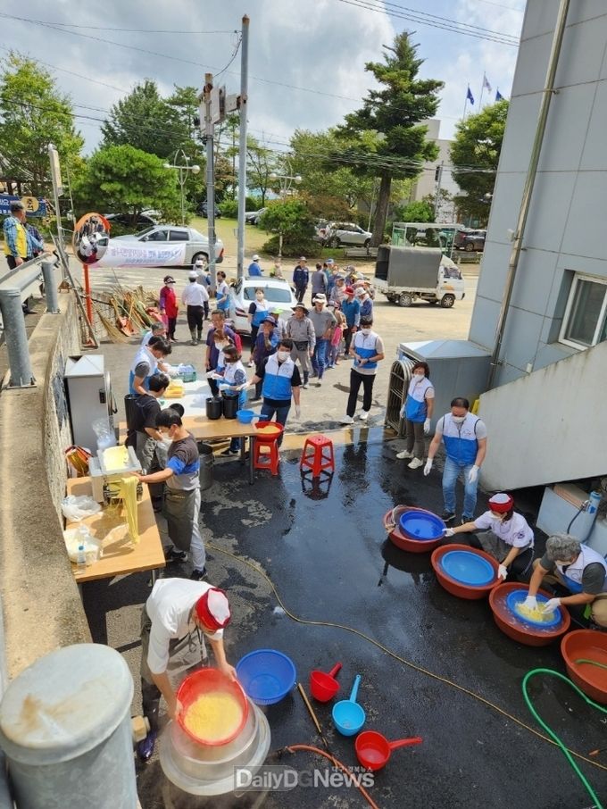 수해복구에 팔 걷은 온정… 태풍피해 복구 현장에 핀 자원봉사