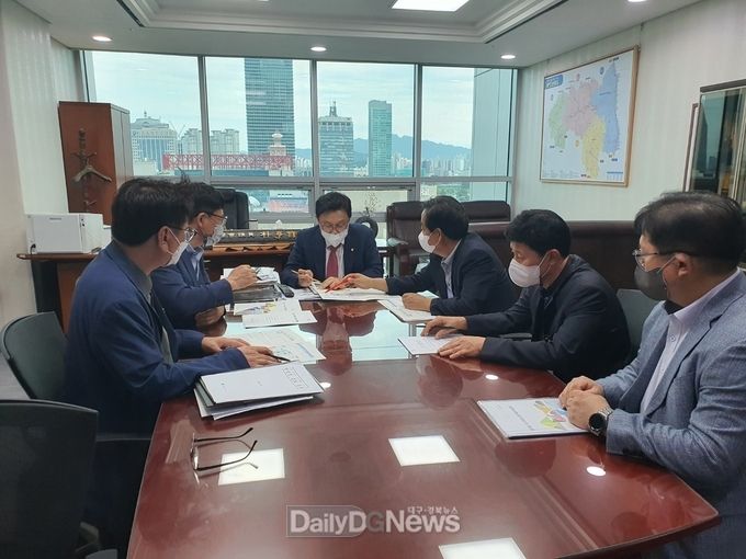 영주시 관계자들이 국비확보 관련 협의를 위해 15일 박형수 국회의원 사무실을 찾았다