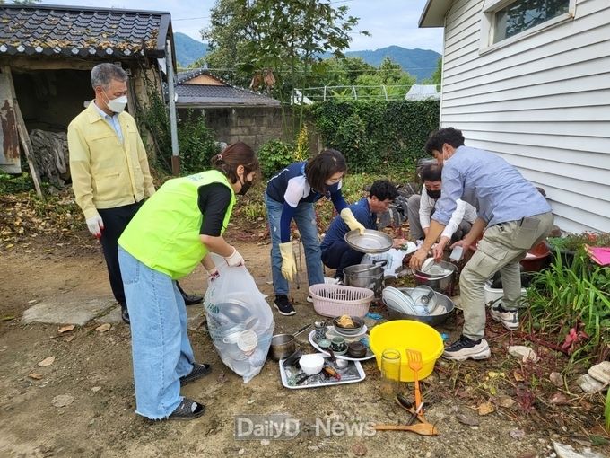 성주군사진(치매안심센터-자원봉사센터 주거환경개선서비스 제공)