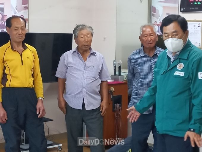 주낙영 경주시장이 19일 암곡동 대승마을 경로당을 방문해 이재민을 격려하고 있다.