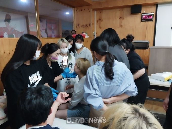 대구공업대학교 헤어디자인과 창업동아리 毛두毛아 왁싱 프로그램 교육 실시 모습. (사진=대구공업대 제공)