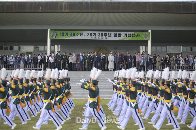 육군3사관학교 동문들이 충성연병장 사열대에서 생도들의 분열을 관람하고 있다.