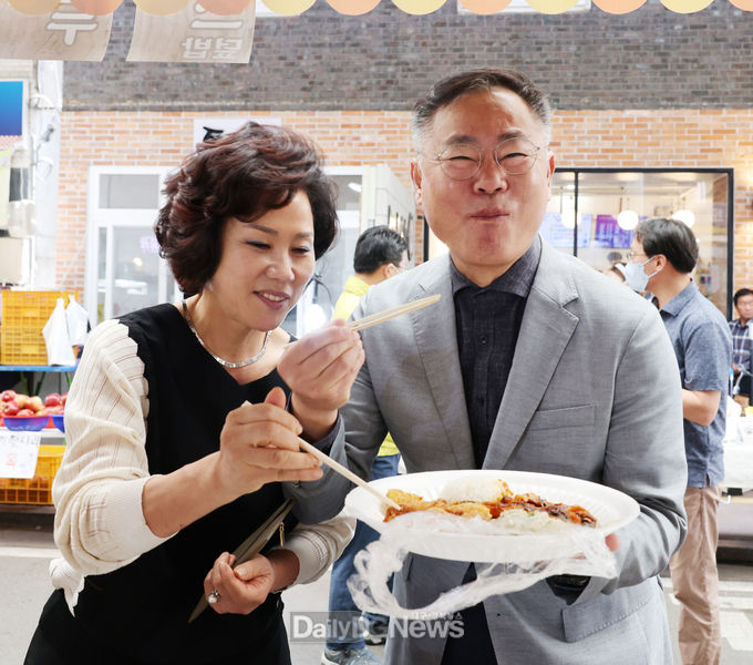 김재욱 칠곡군수가 지난 24일 낙동강 대축전 ‘왜관시장 먹거리 장터’ 홍보를 위해 먹방 투어를 실시하고 있다.