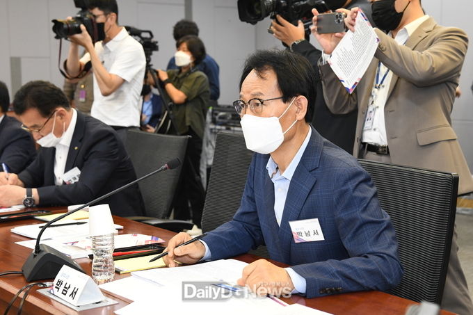 박남서 영주시장이 중부권 동서횡단철도 시장군수 협의체 연석회의에서 발언하고 있다