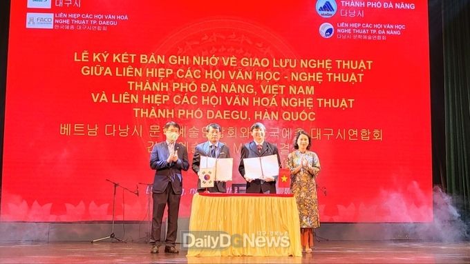 대구예총과 다낭문학예술연합회가 지난 26일 국제예술교류 MOU를 체결하는 모습. (사진=대구예총 제공)