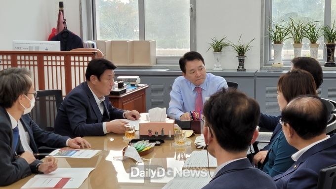 대구시와 대구지역 국회의원들이 국민의힘 지도부를 방문하고 있는 모습. (사진=대구시 제공)