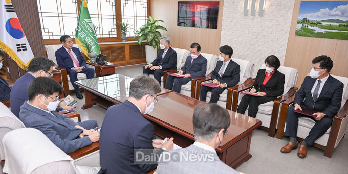 홍준표 대구시장과 신임 공공기관장과의 간담회 모습. (홍준표 대구시장 왼쪽으로 김기혁 대구교통공사 사장, 정명섭 대구도시개발공사 사장, 문기봉 대구공공시설관리공단 이사장, 정순천 대구시 행복진흥사회서비스원 원장, 김유현 ㈜대구디지털혁신진흥원 원장). (사진=대구시 제공)