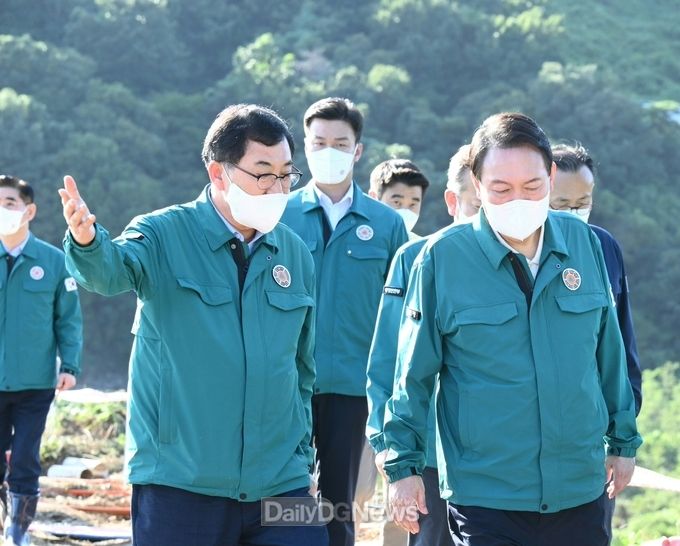  윤석열 대통령 왕신저수지 복구 현장 찾아