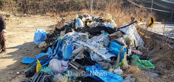 쓰레기 무단투기로 오염된 땅