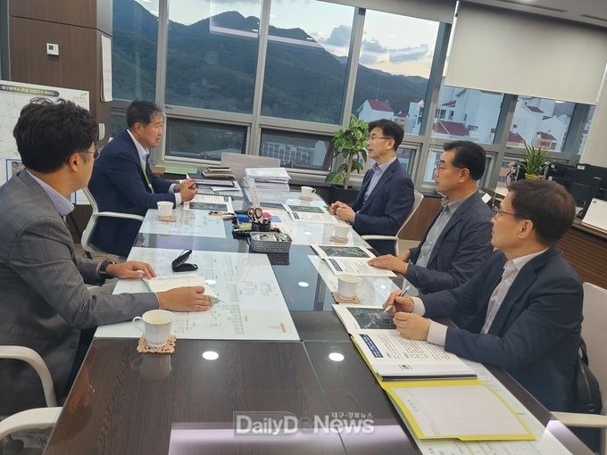 고령군 이장준 부군수가 10월 12일 한국토지주택공사(LH) 대구경북지역본부를 방문하여 이재용 본부장을 만나 LH가 고령 맞춤형 주택공급 및 첨단기술산업 유치를 위한 산업단지 조성에 적극 협조해 줄 것을 요청하고 있다.