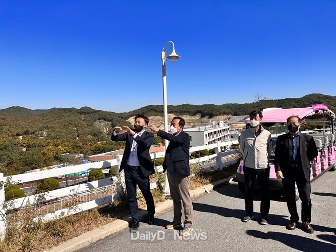 박현국 봉화군수를 비롯한 관계공무원이 증평군의 에듀팜 특구 관광단지를 방문해 둘러보고 있다