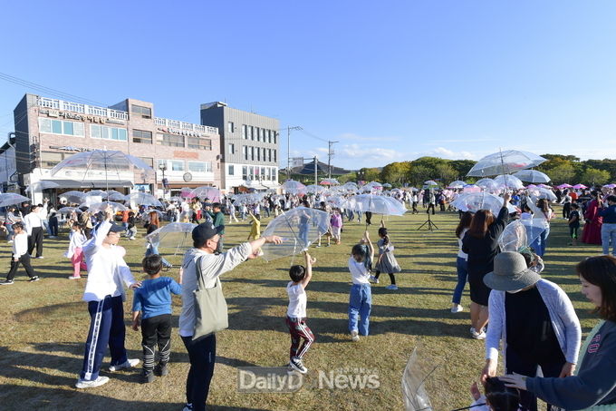 신라문화제 중 실크로드 페스타(우산 퍼포먼스)