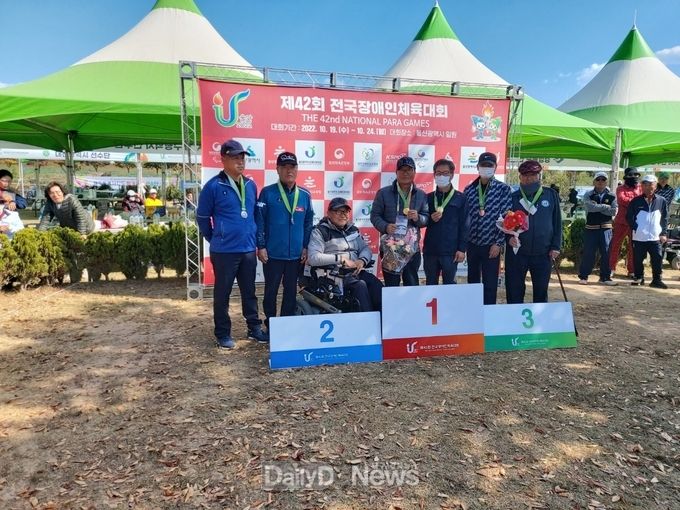 제42회 전국장애인체육대회 금상 수상자 김상대(왼쪽 4번째) 님.