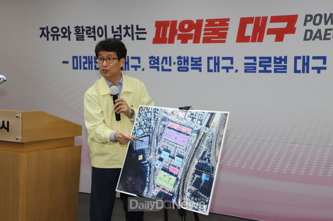 정의관 화재사고대책반 부단장(경제국장)이 대구도매시장 화재 복구 대책을 설명하고 있다. (사진=이준호 기자)