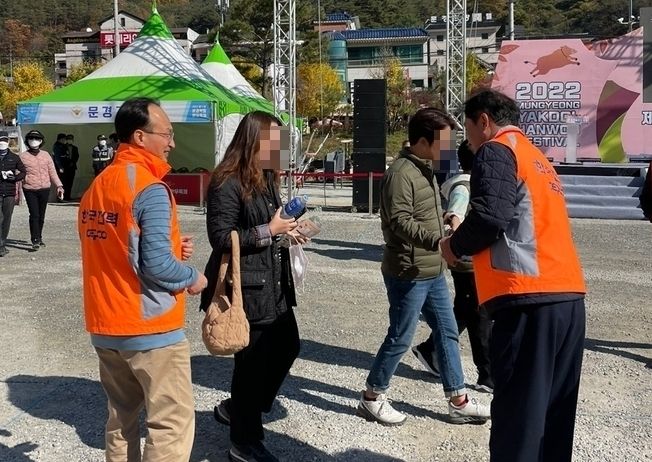 한전 문경지사, 문경약돌한우축제 현장 봉사활동 펼쳐