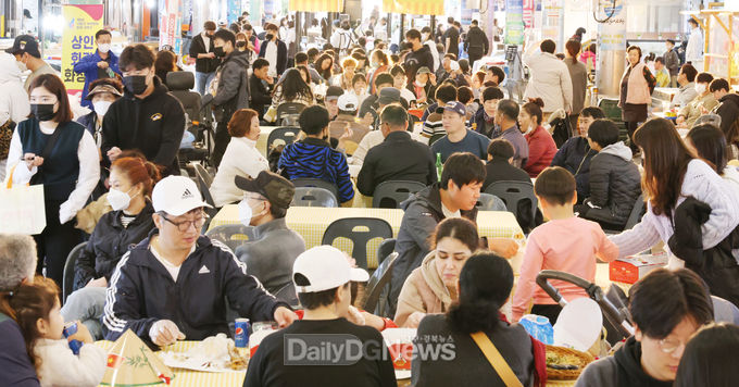 칠곡군 제공) 왜관시장이 개설 이후 역대 최다 인파가 방문한 가운데 칠곡의 맛과 멋을 알리고 지역경제 활성화에 이바지했다는 평가다.