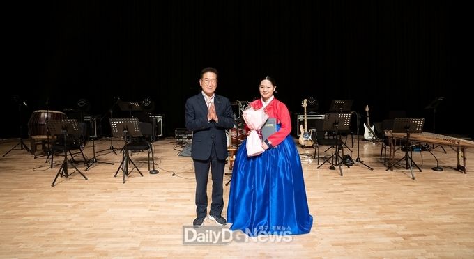 제10회 영천아리랑 전국경창대회 및 대축제(왼쪽부터 최기문 영천시장, 명창부 대상 김민지)