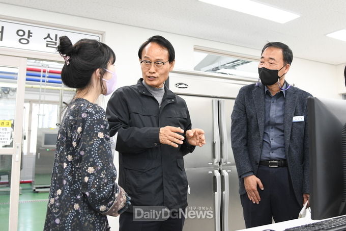 박남서 영주시장이 9일 미생물배양센터를 방문해 현장을 점검하고 있다