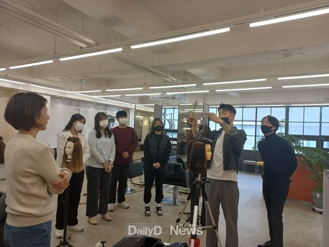 대구공업대학교 헤어디자인과. ‘창의적 헤어디자인 전문가 양성’ 프로그램 진행 모습. (사진=대구공업대 제공)