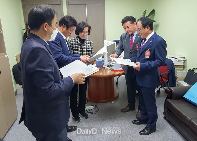 대구시의회 이만규 의장과 전경원 운영위원장이 11일 지역 국회의원을 만나 대구 주요현안을 설명하고 있다. (사진=대구시의회 제공)