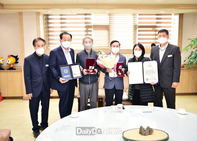문경시, 故김동수 병장·인진영 상병 유족에 6·25 무공훈장 전수