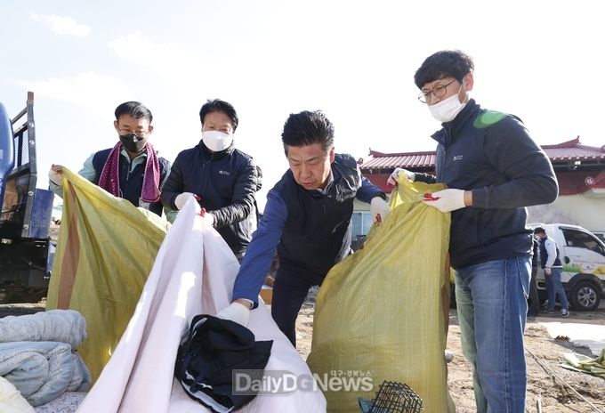 출범식 대신하여 봉사활동(도배 장판 교체, 청소, 쓰레기 수거) 전개