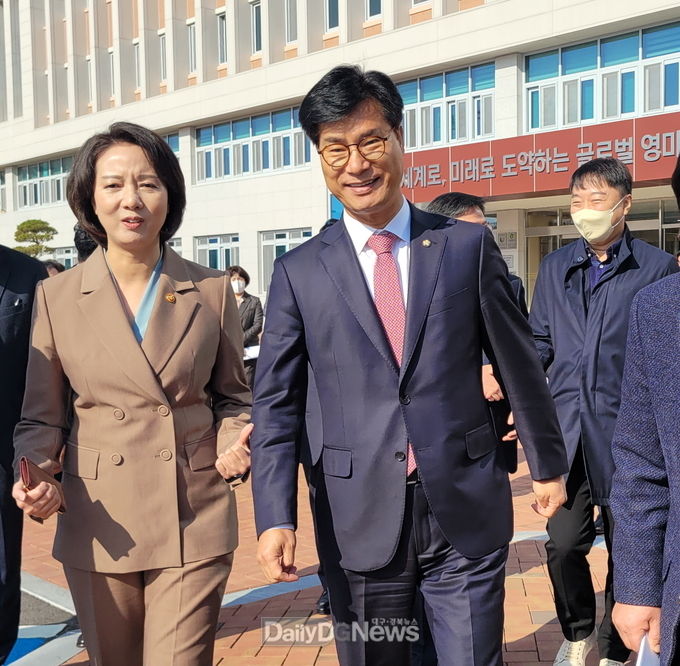 이영 중소벤처기업부 장관이 11우러 17일 김영식 국회의원과 구미전자공고 방문해 학습 현장을 둘러보고 있다.