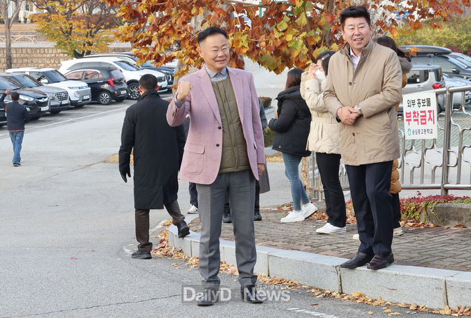 김재욱 칠곡군수가 11월 17일 오전 순심고에 마련된 고사장을 찾아 먼발치에서 손을 흔들며 수험생을 격려하고 있다.