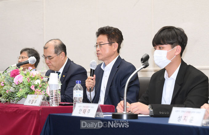 이철우 도지사는 17일 모교인 경북대학교에서 열린 경상대학 창립 50주년 기념 복현금융경제포럼에서‘지방 소멸시대의 대구경북 발전방안’이라는 주제로 학생과 교직원 등 150여명과 함께 대화의 시간을 갖고 있다.