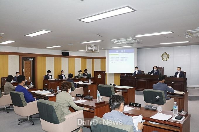 사진은 청도군의회 임시회 장면