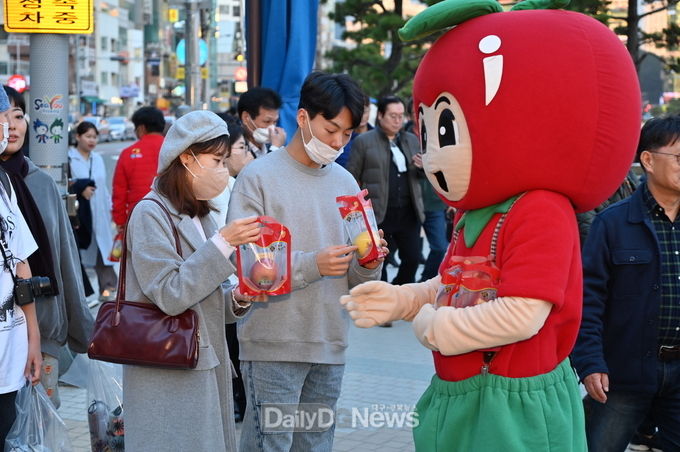 청송사과! 부산 시민들의 입맛을 사로잡다