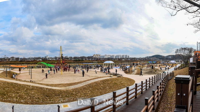 19일 영주시 서천변에 아이! 신나 강바람놀이터가 개장했다 (놀이터 전경)
