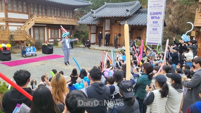 인기 마술사 최현우와 함께한 문경마성오픈세트장 500여 명 모여