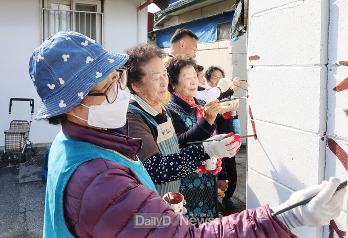 “구순 바라보는 마을 할머니와 주민들이 그리는 벽화!”
