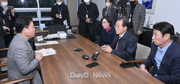 (왼쪽부터 이인선 의원, 홍준표 시장, 강대식 의원이 더불어민주당 송갑석 의원을 만나 통합신공항 특별법 통과를 협조하고 있다. (사진=대구시 제공)