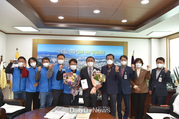 전국시군구공무원노동조합연맹, 경산시의회 이동욱 의원에‘공무원 보호 조례’공로 감사패 전달