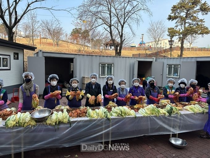 문경시 여성자원봉사회, 사랑의 김장나눔 행사 개최