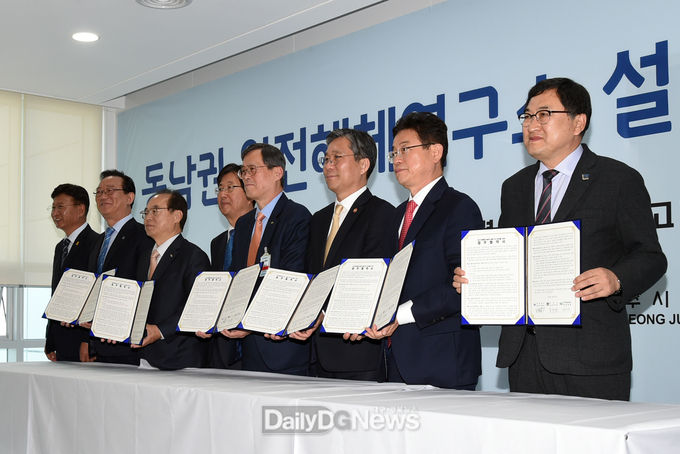 주낙영 경주시장(맨 오른쪽), 2019. 4. 15일 원전해체연구소 MOU를 체결했다