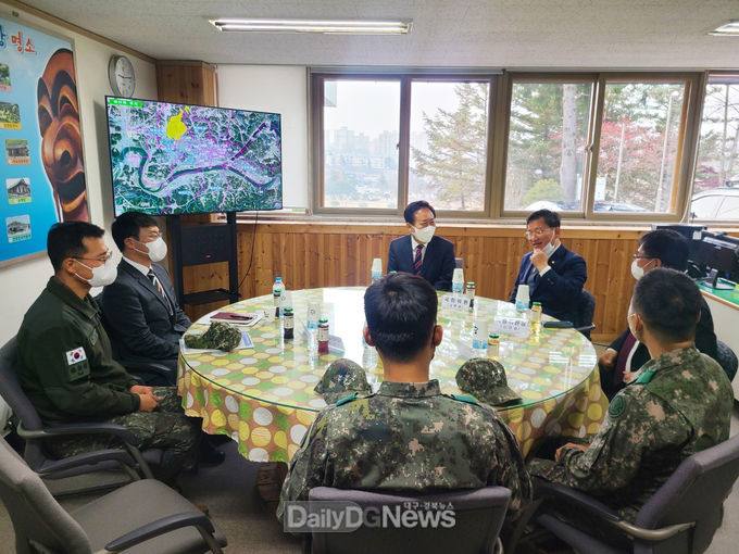 이헌승·김형동 국회의원, 권기창 시장과 부대 찾아 의견 나눠