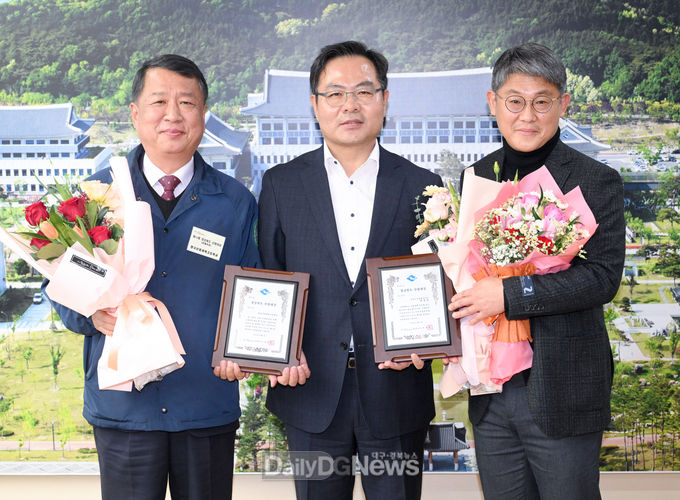 경상북도_산림대상_수여식(부지사_왼쪽_단체_대상__오른편이_개인_대상)