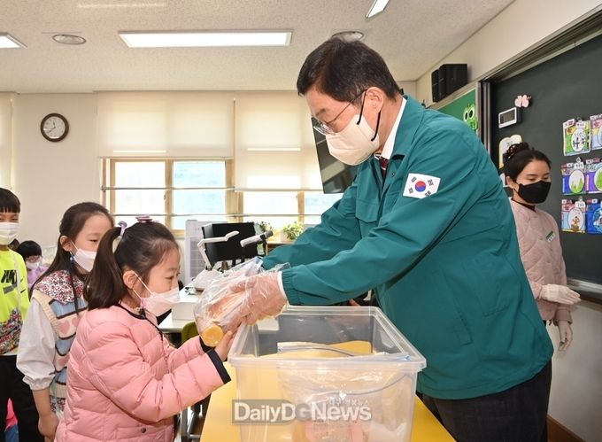 임종식 경북교육감, 교육공무직 파업 당일 학교 현장 방문 지원