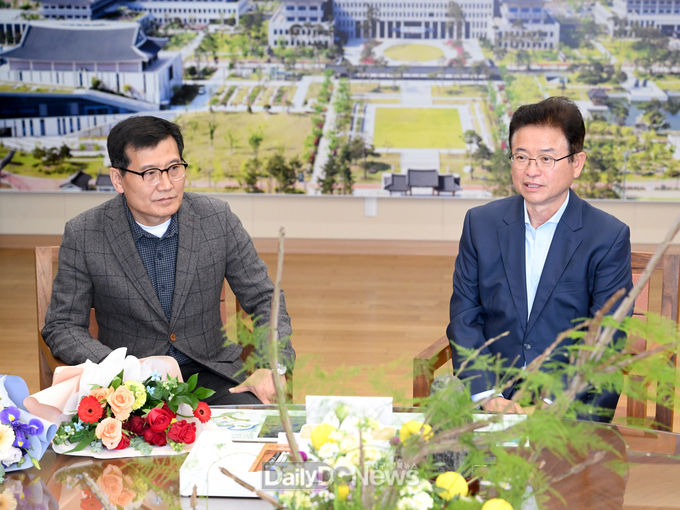 기적적으로 생환한 봉화광부, 경북도청 방문